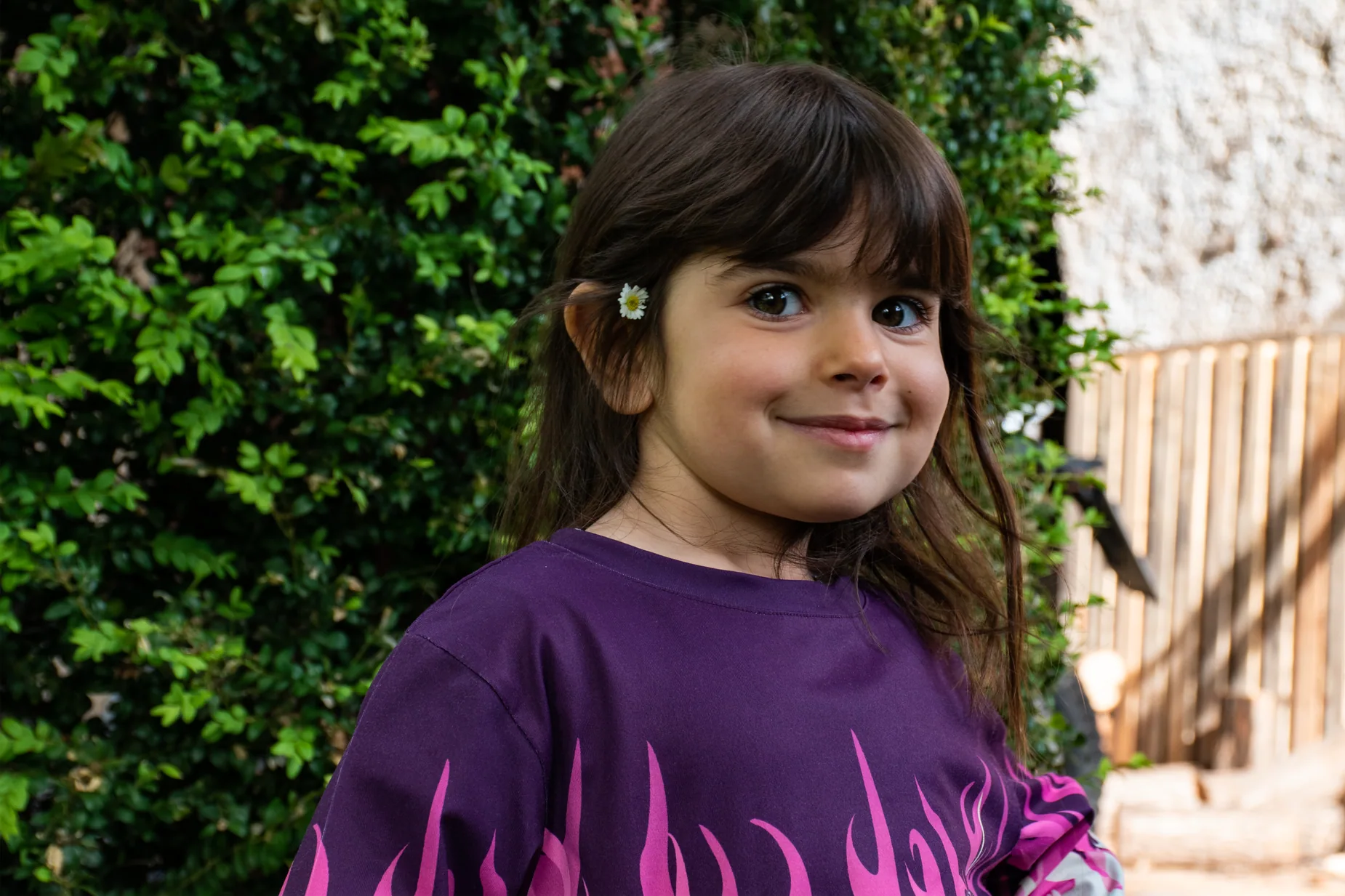 Primo piano di Gaia in giardino con maglia viola