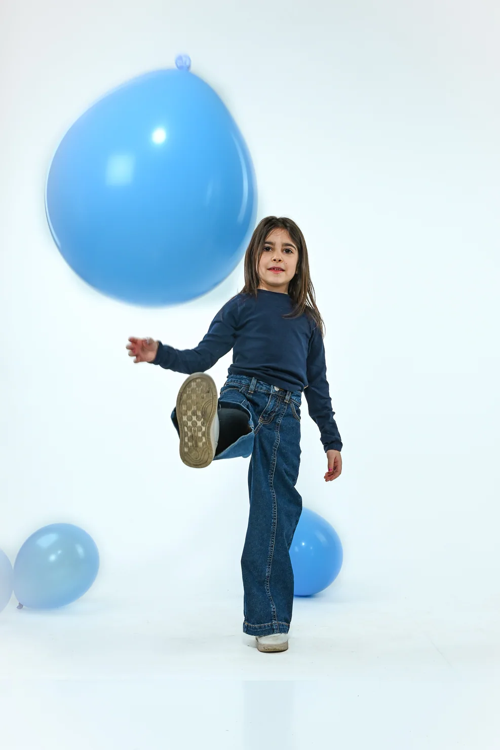 Gaia in studio con un grande palloncino azzurro