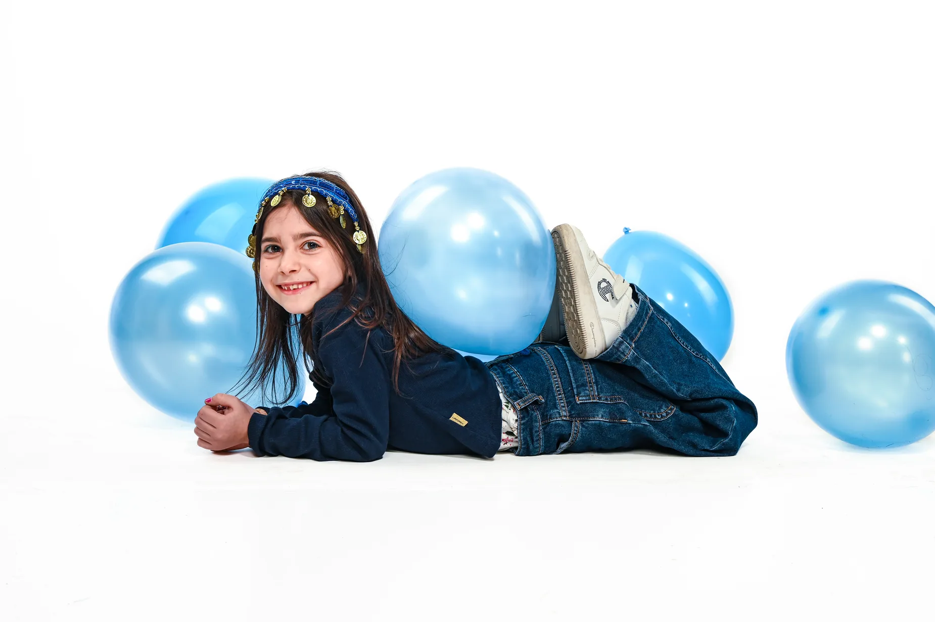 Gaia distesa in studio con palloncini azzurri