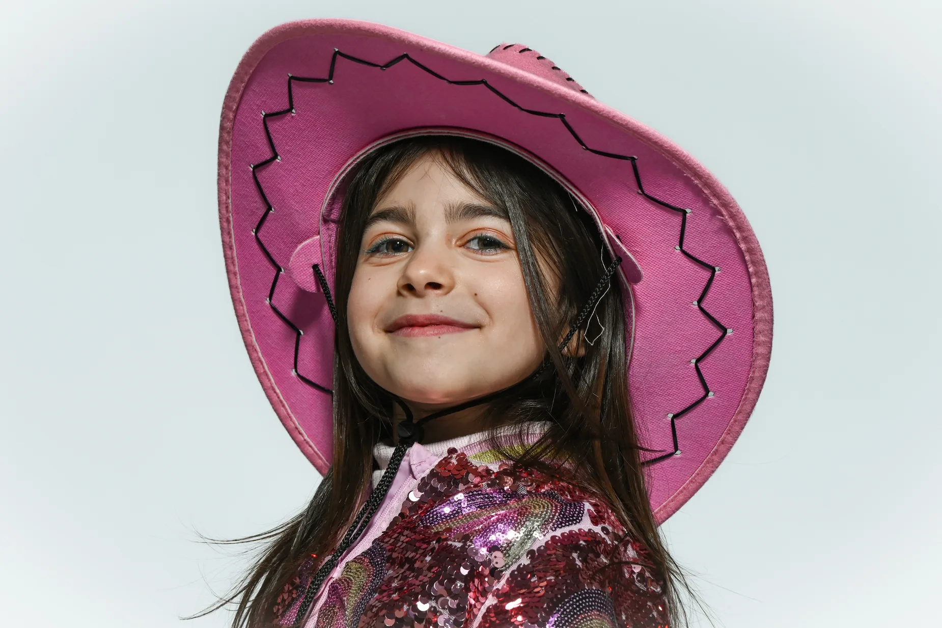 Gaia indossa un grande cappello da cowgirl rosa