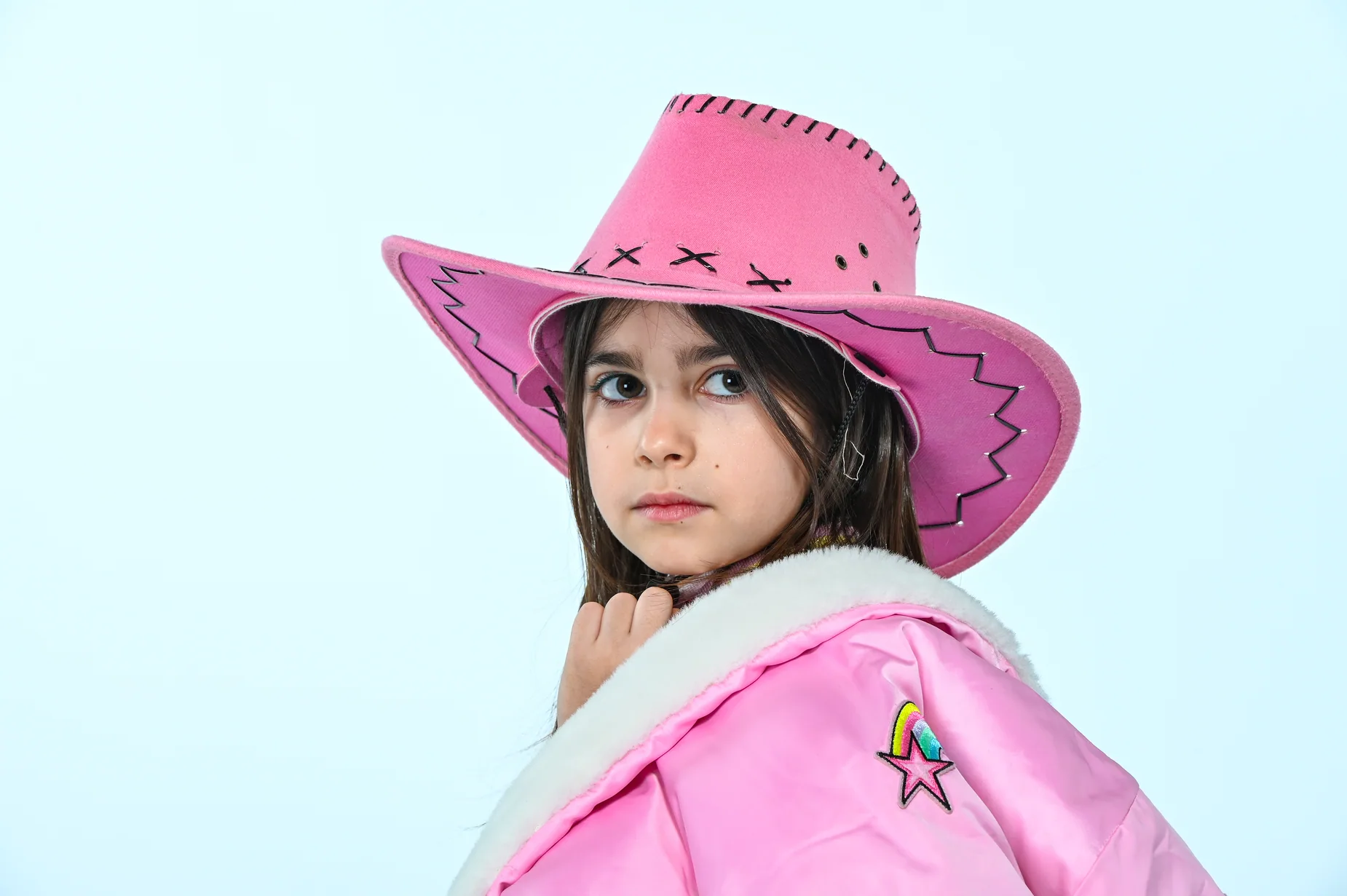 Gaia con cappello rosa e giacca abbinata in studio